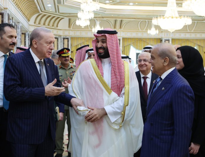 Mekke İttifakı: Stratejik Bir Zorunluluk mu, Yoksa Türkiye’yi Ateşe Atacak Macera mı?